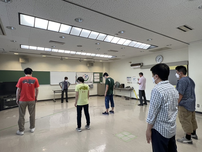 太極拳講習会の様子：講師の動きに合わせ、全員で型を練習しています